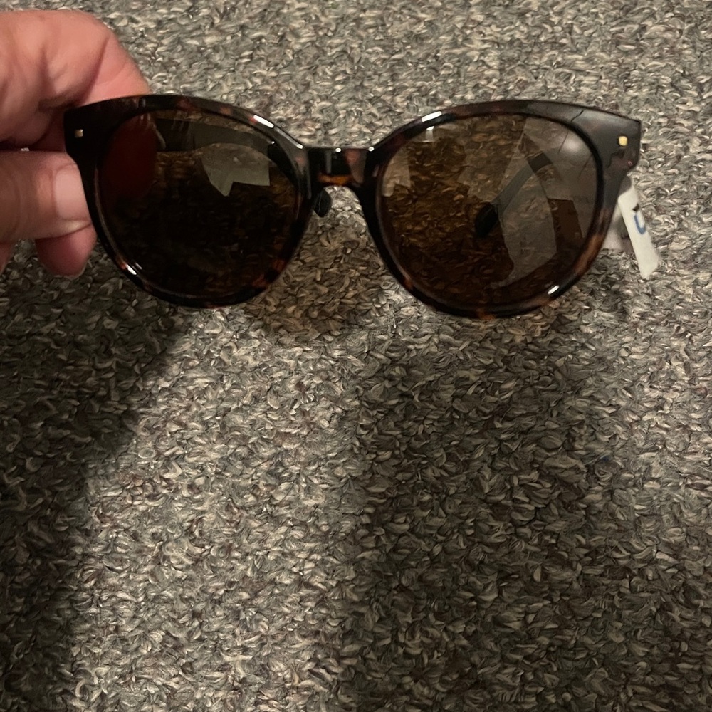 NWT Brand new, never worn Optic Nerve chic polarized tortoiseshell sunglasses